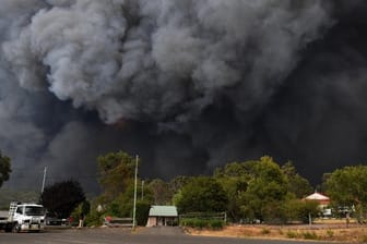 Dichter Rauch steigt aufgrund eines Buschfeuers südwestlich von Sydney auf.