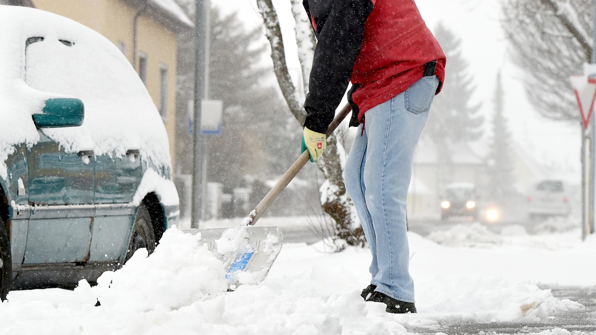 Ein Mann schippt Schnee: Der Grundstückseigentümer ist dafür verantwortlich, dass der angrenzende öffentliche Gehwege schneefrei ist. Doch er kann diese Pflicht auch auf die Mieter übertragen.