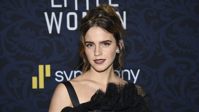 Emma Watson stimmt auf Weihnachten ein.