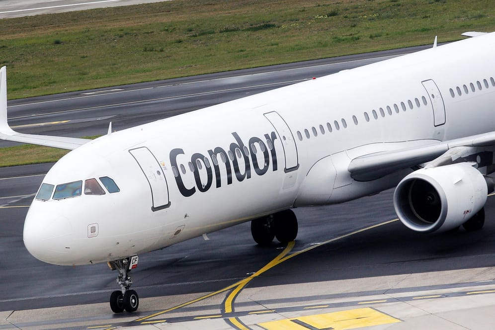 Ein Flugzeug von Condor am Flughafen Düsseldorf: Die Airline hat einen neuen Tarif in der Economy-Klasse eingeführt.