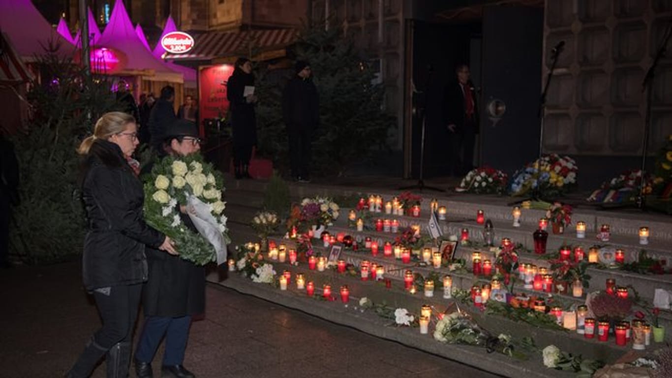 Angehörige der Opfer des Anschlags auf dem Breitscheidplatz gedenken ihren verstorbenen Angehörigen.