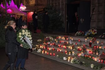 Angehörige der Opfer des Anschlags auf dem Breitscheidplatz gedenken ihren verstorbenen Angehörigen.
