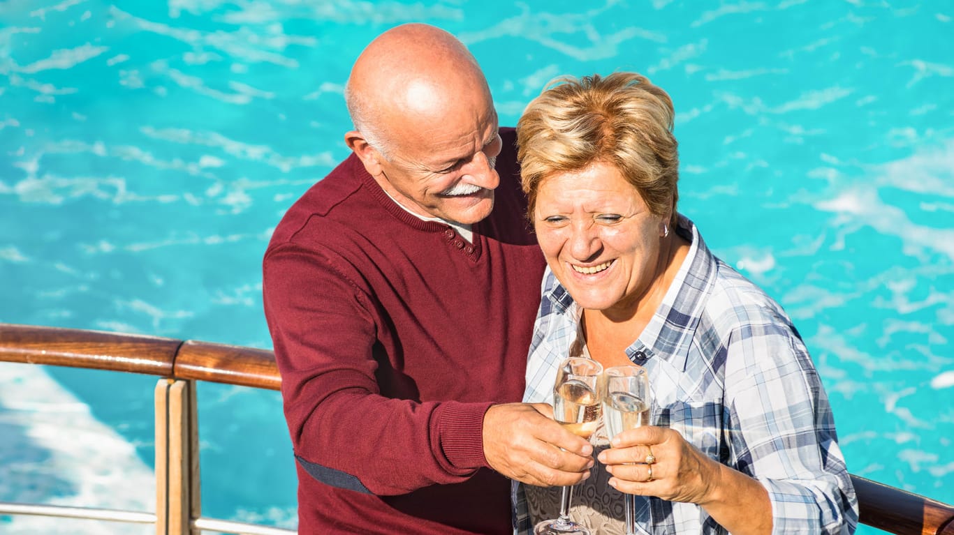 Älteres Paar auf einem Schiff: Kreuzfahrtreisen hängt das Vorurteil nach, dass sie vor allem von Senioren gebucht werden.
