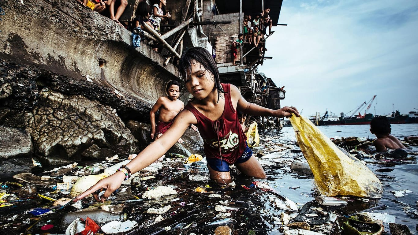Erster Platz beim Unicef-Foto des Jahres 2019: Im Slum Tondo am Hafen von Manila leben Kinder vom Verkauf von Plastikflaschen. Wenn sie Glück haben, liegt ihr Tageslohn bei 50 philippinischen Pesos (rund 90 Cent).