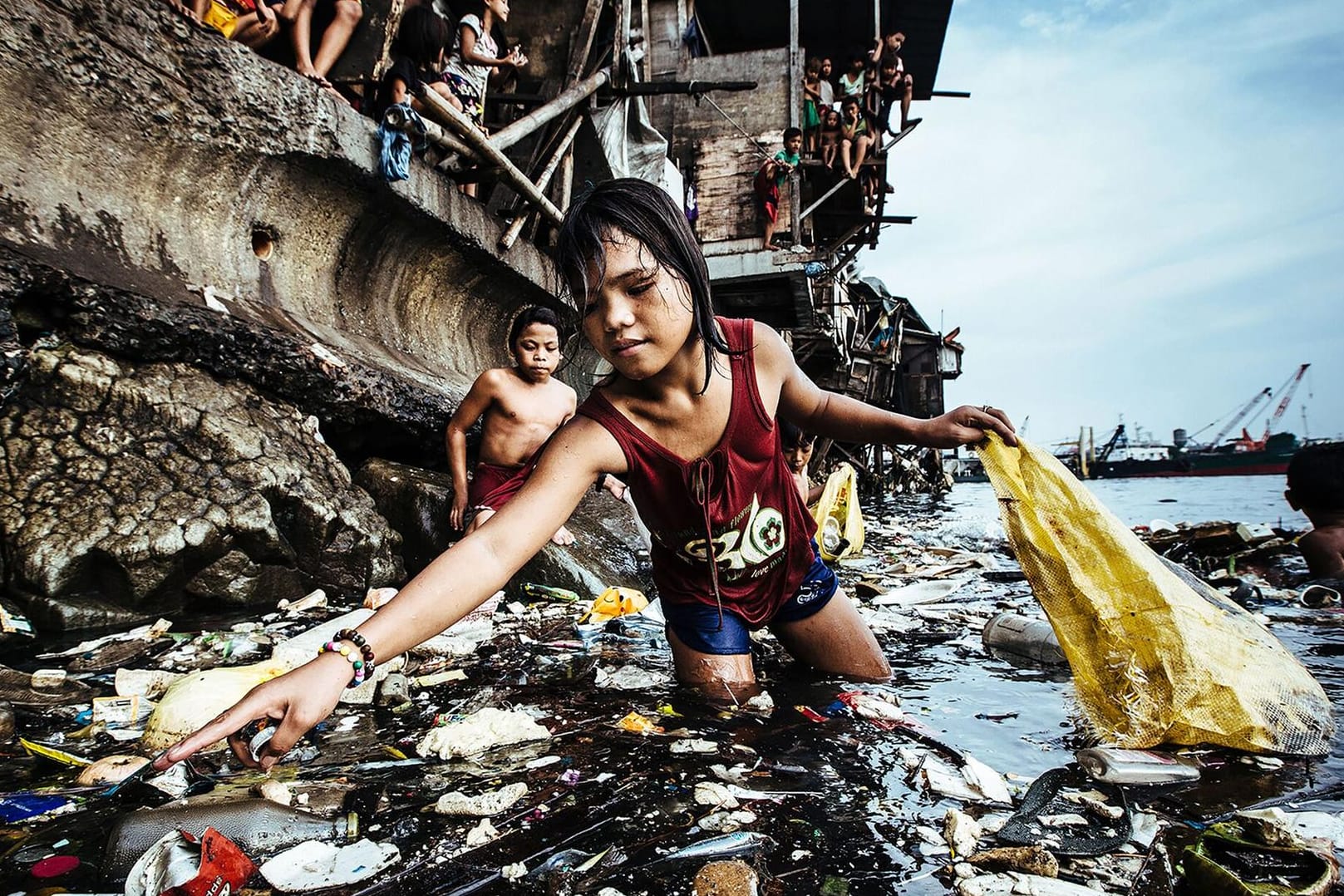 Erster Platz beim Unicef-Foto des Jahres 2019: Im Slum Tondo am Hafen von Manila leben Kinder vom Verkauf von Plastikflaschen. Wenn sie Glück haben, liegt ihr Tageslohn bei 50 philippinischen Pesos (rund 90 Cent).