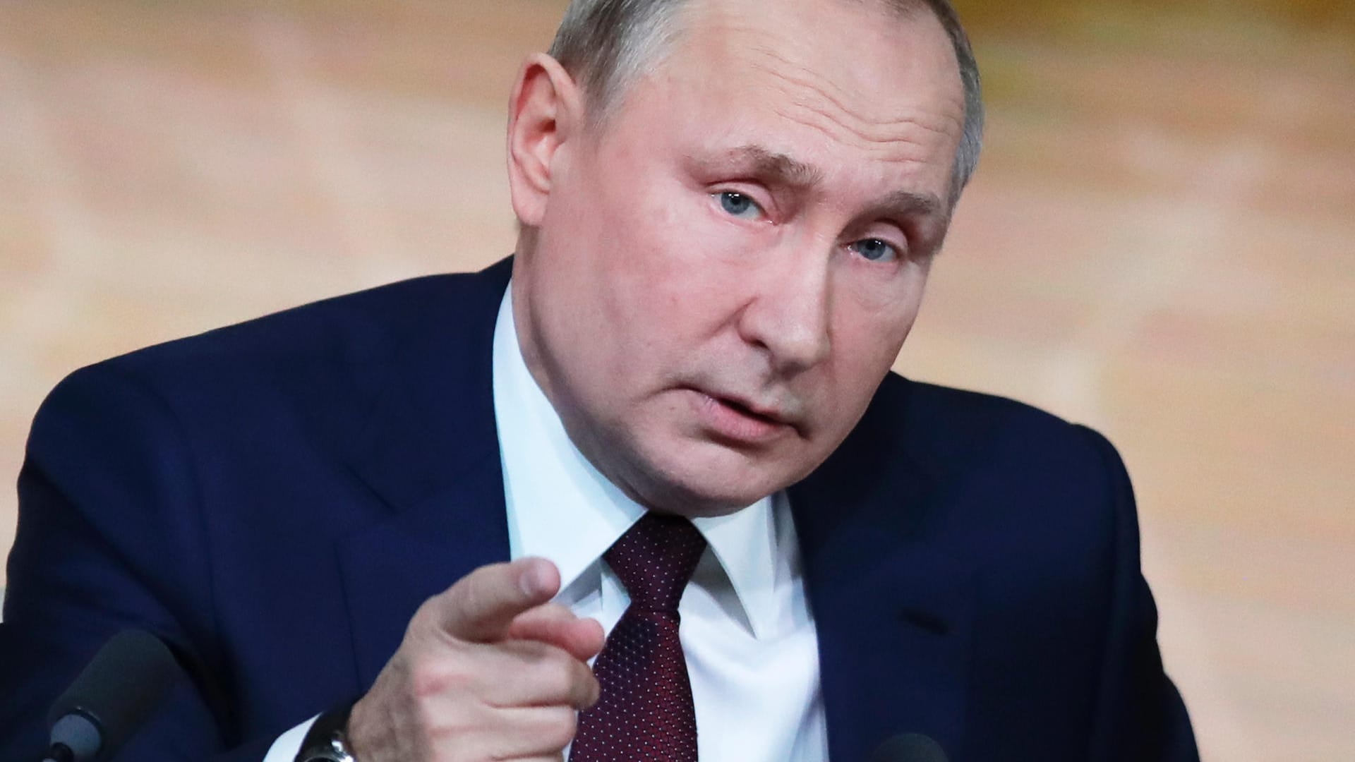 Vor fast 2000 Journalisten: Wladimir Putin in seiner jährlichen Fragerunde. Vor fast 2000 Journalisten: Wladimir Putin in seiner jährlichen Fragerunde.