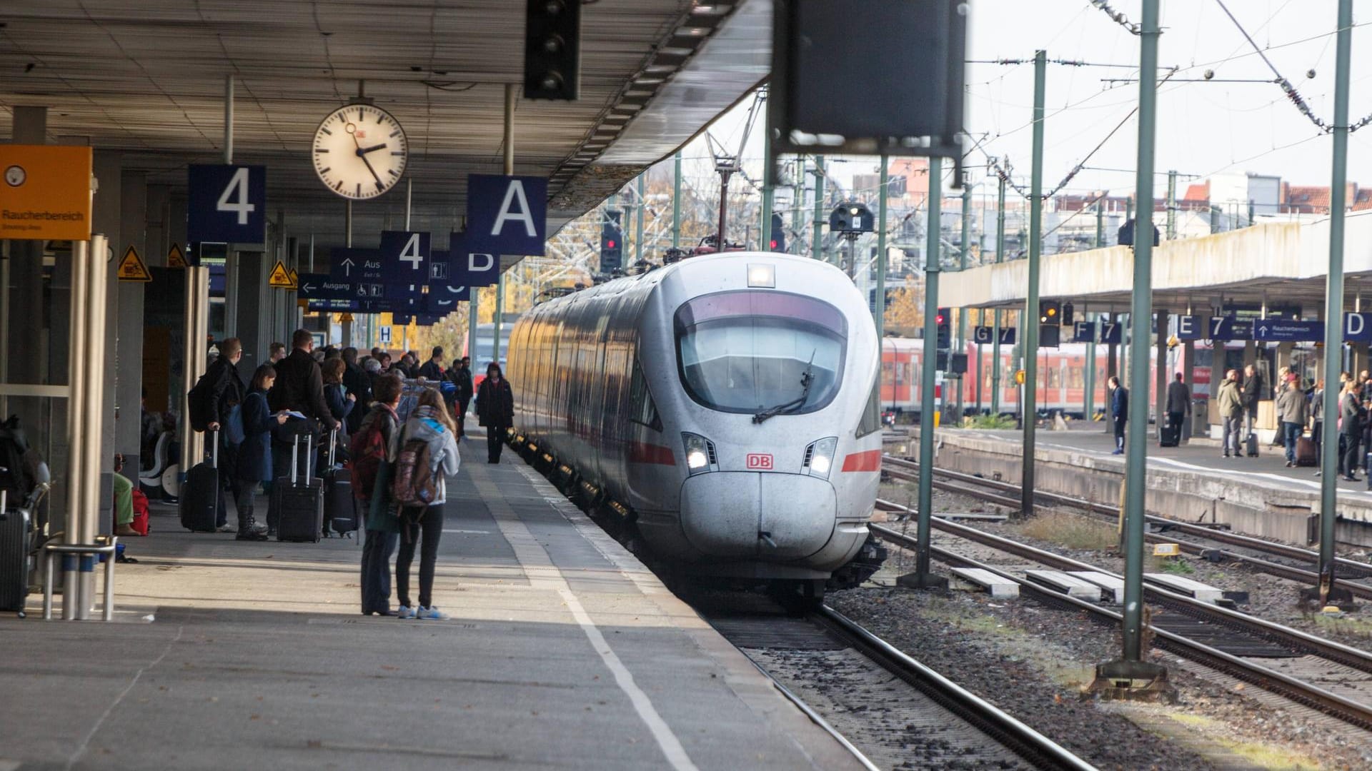 Einfahrender Zug am Hauptbahnhof Hannover (Symbolbild): Der schwer verletzte Mann kam ins Krankenhaus. Einfahrender Zug am Hauptbahnhof Hannover (Symbolbild): Der schwer verletzte Mann kam ins Krankenhaus.