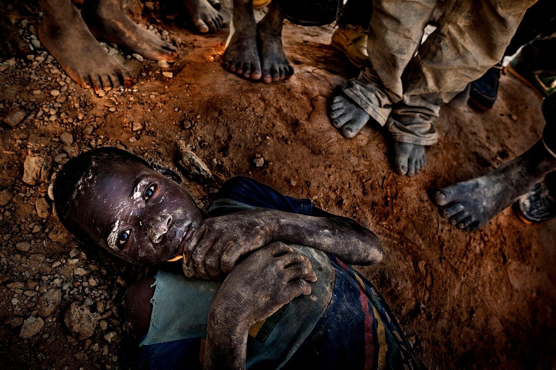 Dritter Platz beim Unicef-Foto des Jahres 2019: Ein kleiner Junge liegt erschöpft auf der Erde einer Goldmine in Burkina Faso.