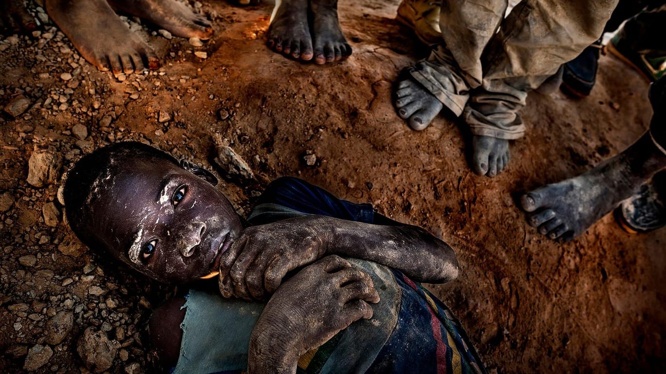 Dritter Platz beim Unicef-Foto des Jahres 2019: Ein kleiner Junge liegt erschöpft auf der Erde einer Goldmine in Burkina Faso.