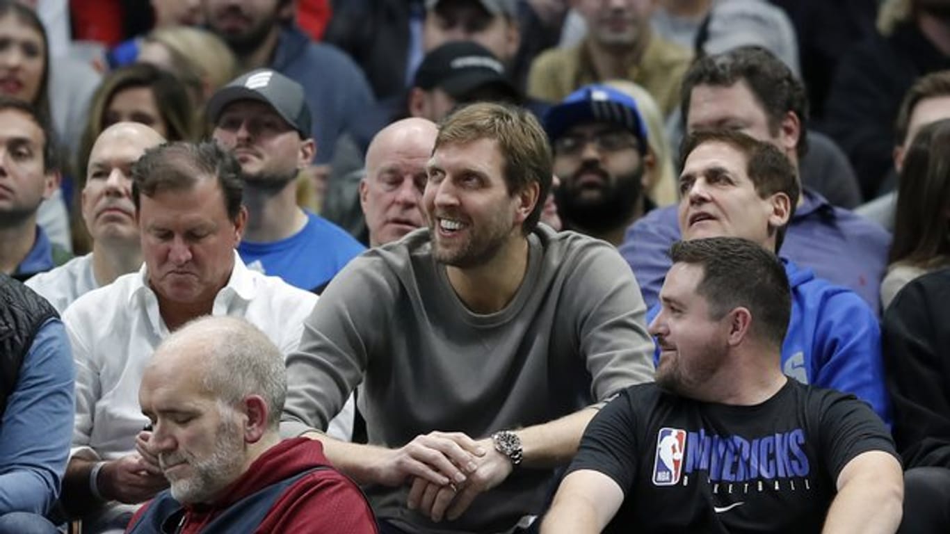 Mittlerweile unter den Zuschauern und nicht mehr auf dem Basketball-Court: Dirk Nowitzki.