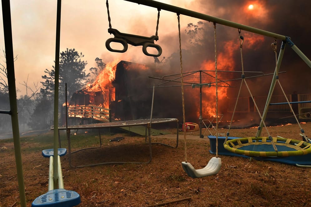 Brennendes Haus in Buxton: Wegen der Buschbrände ist in Australiens bevölkerungsreichstem Bundesstaat New South Wales erneut der Notstand ausgerufen worden.