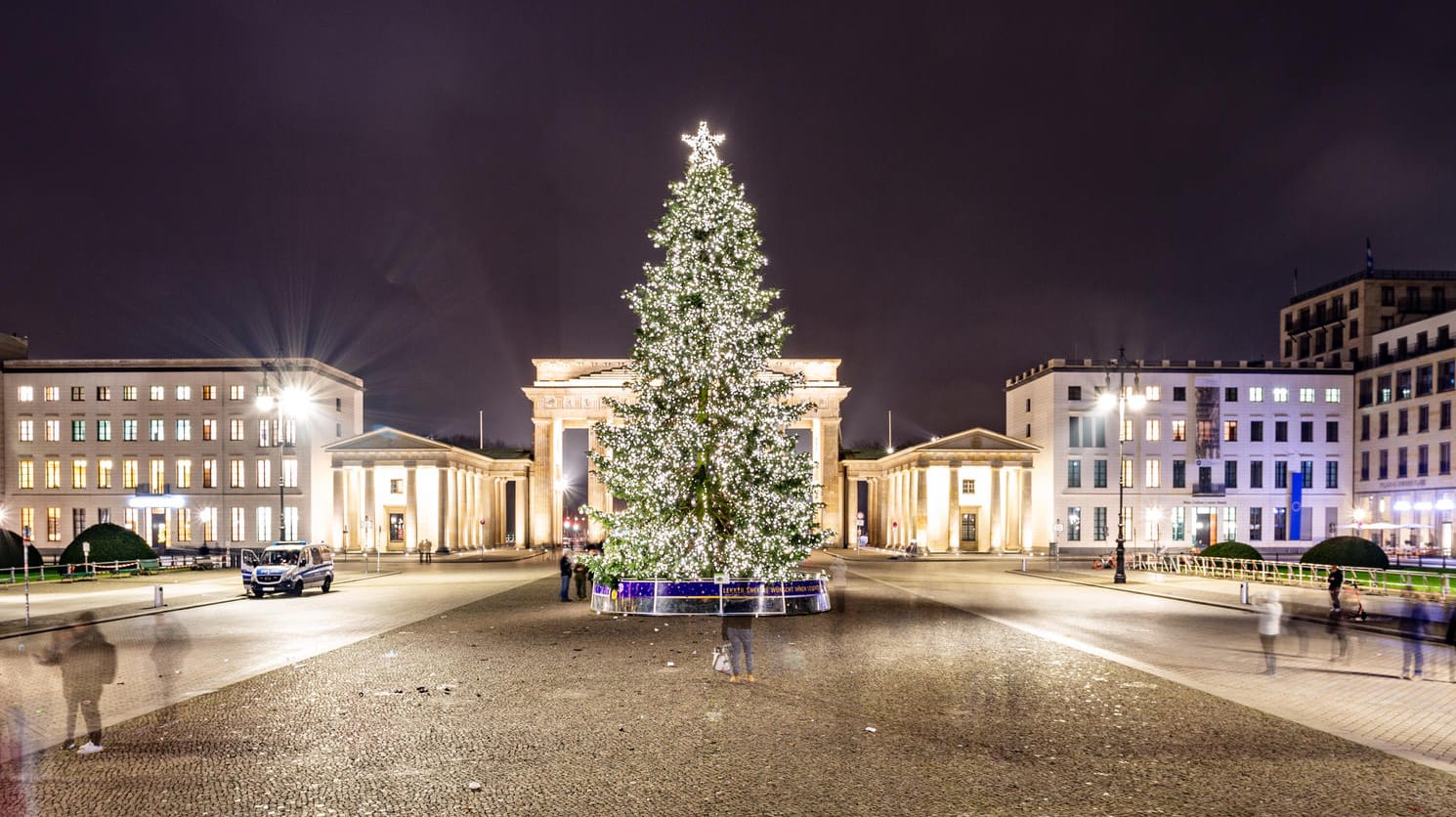 Weihnachtsbaum vor dem Brandenburger Tor: Seit dem 1. Dezember steht der Baum wieder beleuchtet vor dem Berliner Wahrzeichen.