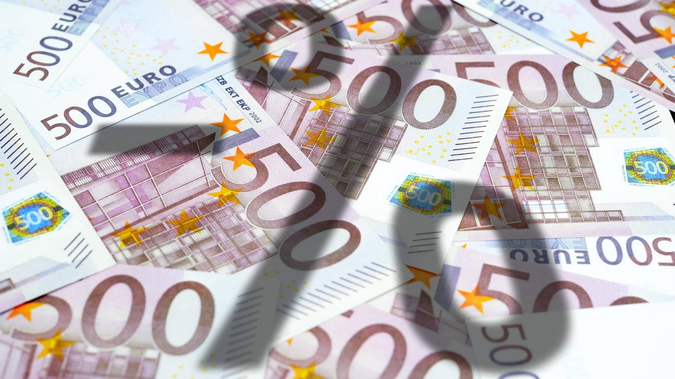 Einige 500-Euro-Scheine im Schatten des Negativzins: Mit Negativzinsen lässt sich gegen die Aufwertung einer Währung angehen. (Symbolbild)