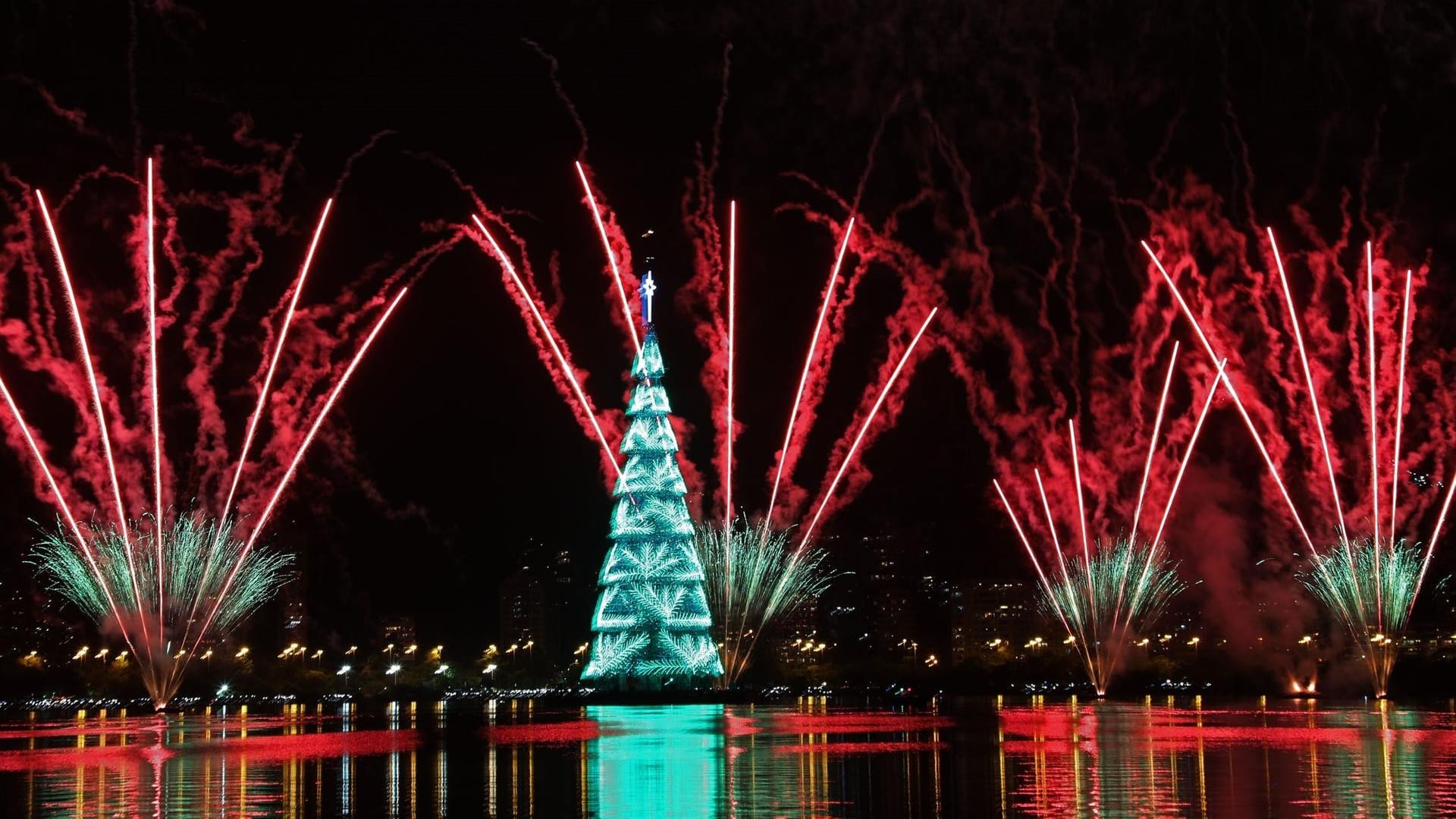 Schwimmender Weihnachtsbaum in Rio de Janeiro: Mit einer Höhe von rund 70 Metern ist der Baum einer der größten seiner Art.