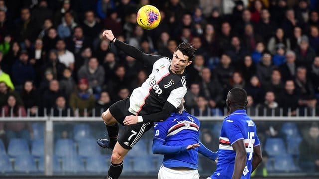 Hoch in der Luft: Juves Cristiano Ronaldo bei seinem Siegtor bei Sampdoria Genua.