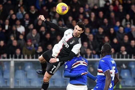 Hoch in der Luft: Juves Cristiano Ronaldo bei seinem Siegtor bei Sampdoria Genua.