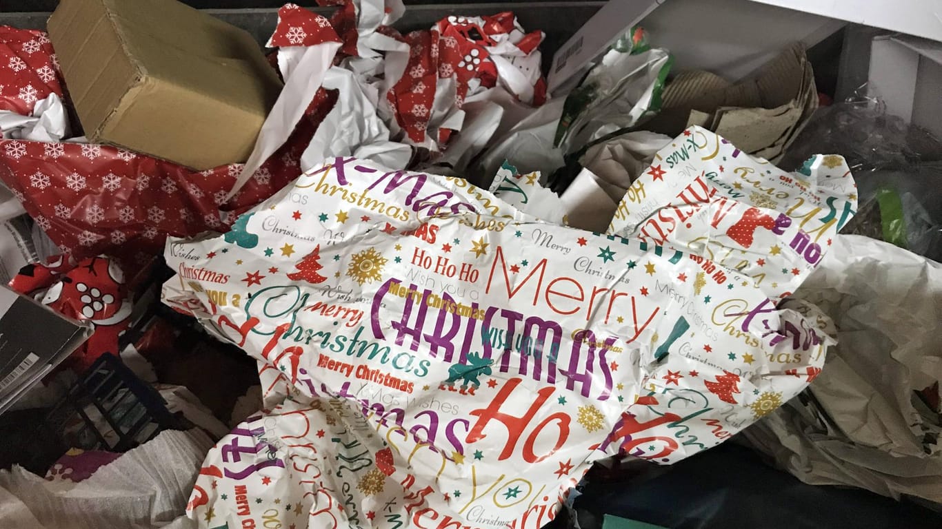 Weihnachtspapier: Nur unter bestimmten Voraussetzungen dürfen Sie Geschenkpapier im Altpapiercontainer entsorgen.