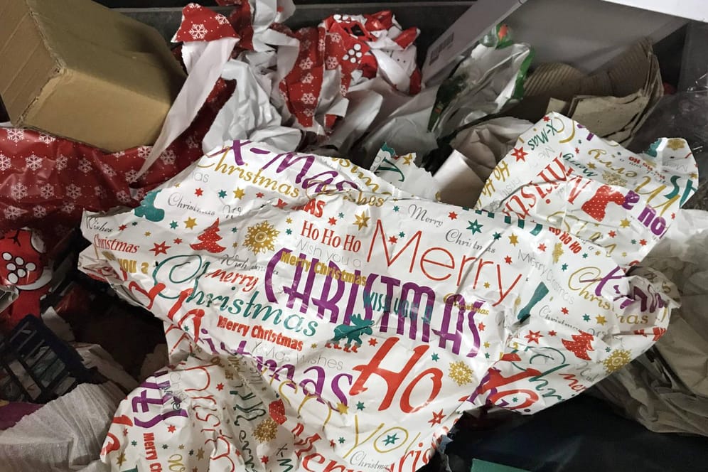 Weihnachtspapier: Nur unter bestimmten Voraussetzungen dürfen Sie Geschenkpapier im Altpapiercontainer entsorgen.