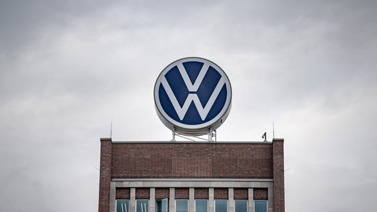 VW-Logo auf dem Verwaltungshochhaus vom Volkswagen Werk: In den nächsten Jahren will die Kernmarke elf Milliarden Euro in den Ausbau der E-Mobilität stecken