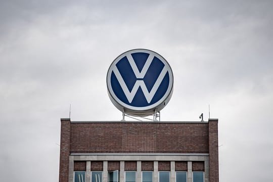 VW-Logo auf dem Verwaltungshochhaus vom Volkswagen Werk: In den nächsten Jahren will die Kernmarke elf Milliarden Euro in den Ausbau der E-Mobilität stecken VW-Logo auf dem Verwaltungshochhaus vom Volkswagen Werk: In den nächsten Jahren will die Kernmarke elf Milliarden Euro in den Ausbau der E-Mobilität stecken