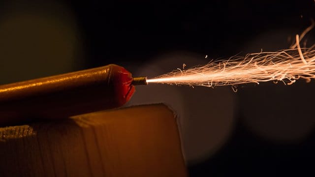 Krawumm! Wenn in der Silvesternacht die Böller fliegen, sollte man am besten vorher eine Teil- oder Vollkaskoversicherung abgeschlossen haben. Krawumm! Wenn in der Silvesternacht die Böller fliegen, sollte man am besten vorher eine Teil- oder Vollkaskoversicherung abgeschlossen haben.