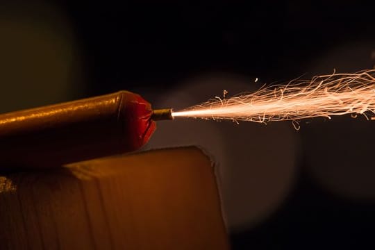 Krawumm! Wenn in der Silvesternacht die Böller fliegen, sollte man am besten vorher eine Teil- oder Vollkaskoversicherung abgeschlossen haben.