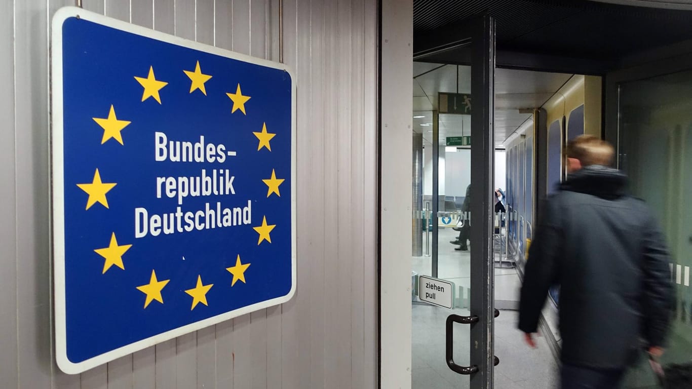 Ankunftshalle im Flughafen Berlin-Tegel (Symbolbild): Wiederholte Asylanträge sollen schneller geprüft werden.