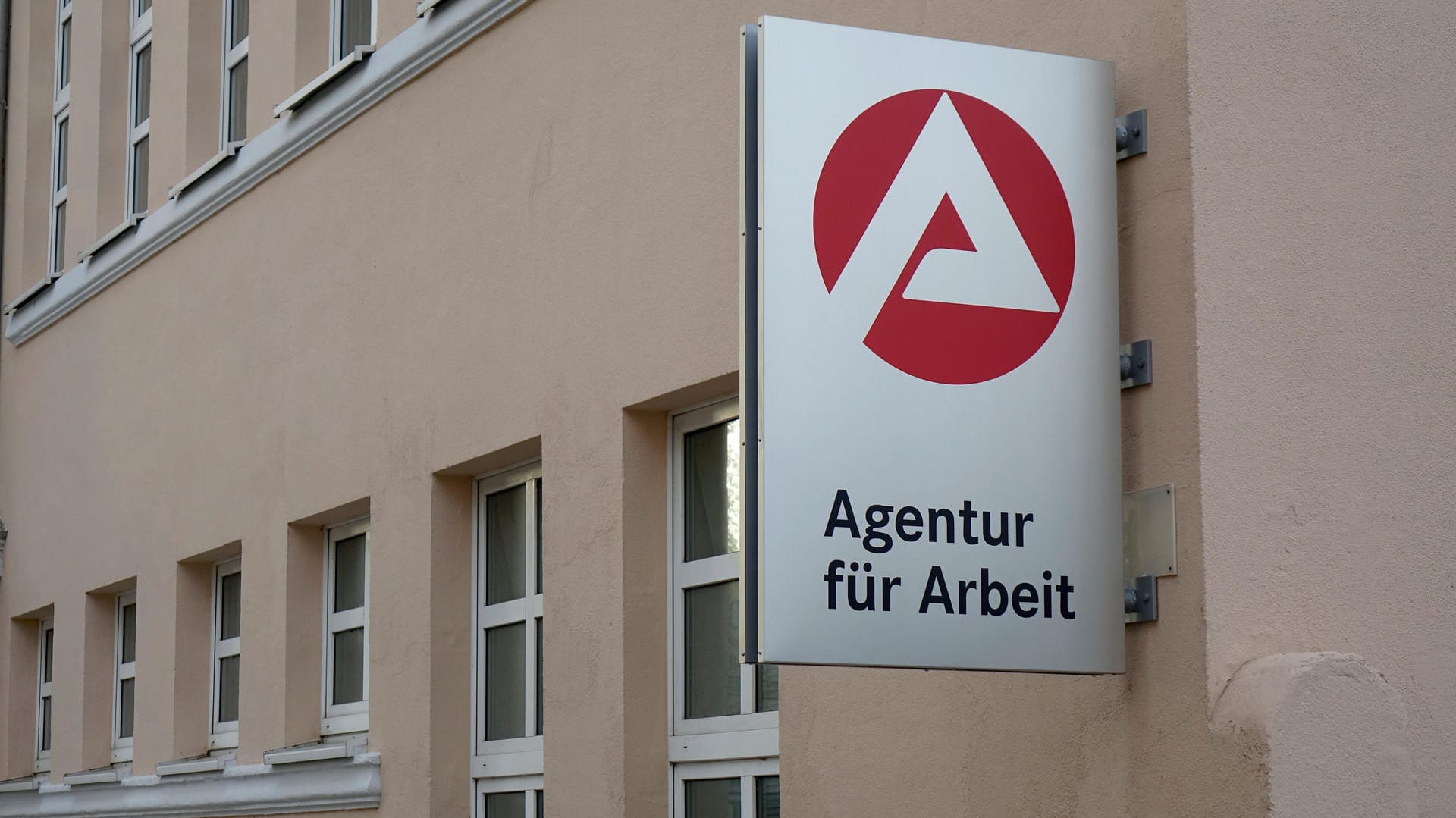Die Agentur für Arbeit in Staßfurt: Für 2020 werden 30.000 mehr Arbeitslose als im Vorjahr erwartet. Die Agentur für Arbeit in Staßfurt: Für 2020 werden 30.000 mehr Arbeitslose als im Vorjahr erwartet.