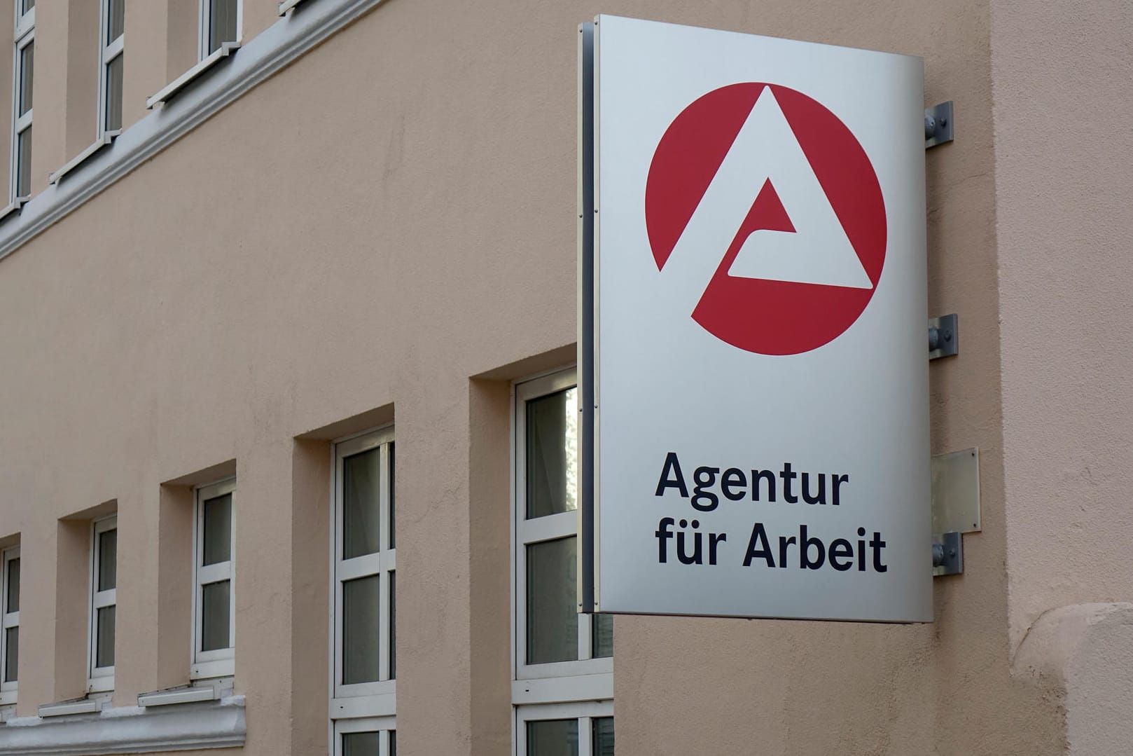 Die Agentur für Arbeit in Staßfurt: Für 2020 werden 30.000 mehr Arbeitslose als im Vorjahr erwartet. Die Agentur für Arbeit in Staßfurt: Für 2020 werden 30.000 mehr Arbeitslose als im Vorjahr erwartet.