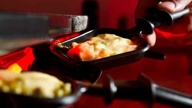 Raclette: Mit ein paar Tipps wird aus dem Klassiker ein echter Silvesterknaller.