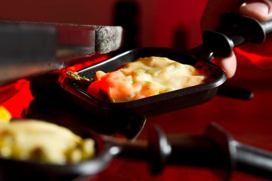 Raclette: Mit ein paar Tipps wird aus dem Klassiker ein echter Silvesterknaller.