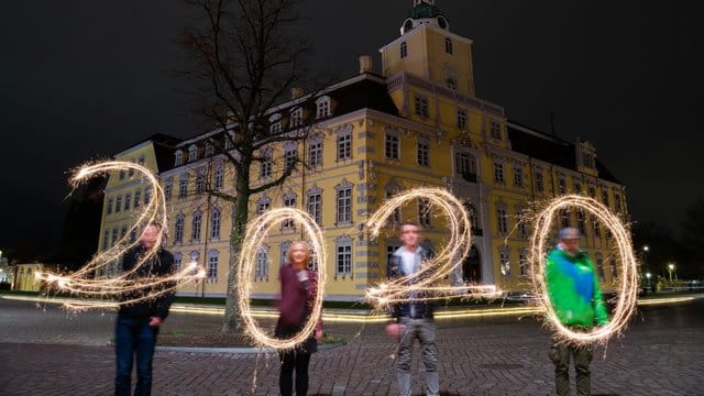Leuchtender Schriftzug 2020: Bevor das neue Jahr eingeläutet wird, sollten Steuerpflichtige ihre Ausgaben durchgehen. Mit einigen Kniffen können sie ihre Steuerlast senken. Leuchtender Schriftzug 2020: Bevor das neue Jahr eingeläutet wird, sollten Steuerpflichtige ihre Ausgaben durchgehen. Mit einigen Kniffen können sie ihre Steuerlast senken.