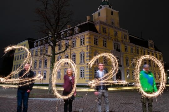 Leuchtender Schriftzug 2020: Bevor das neue Jahr eingeläutet wird, sollten Steuerpflichtige ihre Ausgaben durchgehen. Mit einigen Kniffen können sie ihre Steuerlast senken. Leuchtender Schriftzug 2020: Bevor das neue Jahr eingeläutet wird, sollten Steuerpflichtige ihre Ausgaben durchgehen. Mit einigen Kniffen können sie ihre Steuerlast senken.