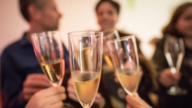 Party! Aber bitte nicht zu laut: Auch über den Jahreswechsel dürfen Feiern nicht aus dem Ruder laufen. Party! Aber bitte nicht zu laut: Auch über den Jahreswechsel dürfen Feiern nicht aus dem Ruder laufen.