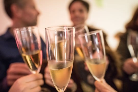 Party! Aber bitte nicht zu laut: Auch über den Jahreswechsel dürfen Feiern nicht aus dem Ruder laufen. Party! Aber bitte nicht zu laut: Auch über den Jahreswechsel dürfen Feiern nicht aus dem Ruder laufen.