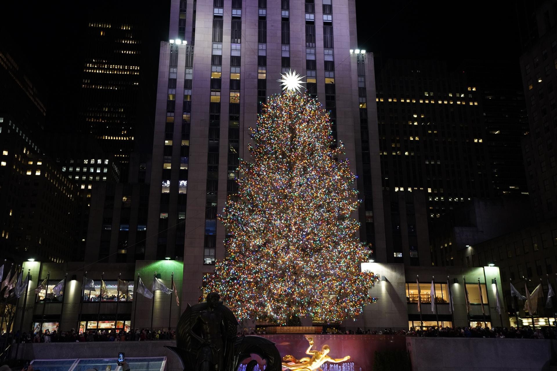 Weihnachtsbaum des Rockefeller Centers: Die Lichter des Baumes werden bei einer feierlichen Zeremonie angeschaltet.