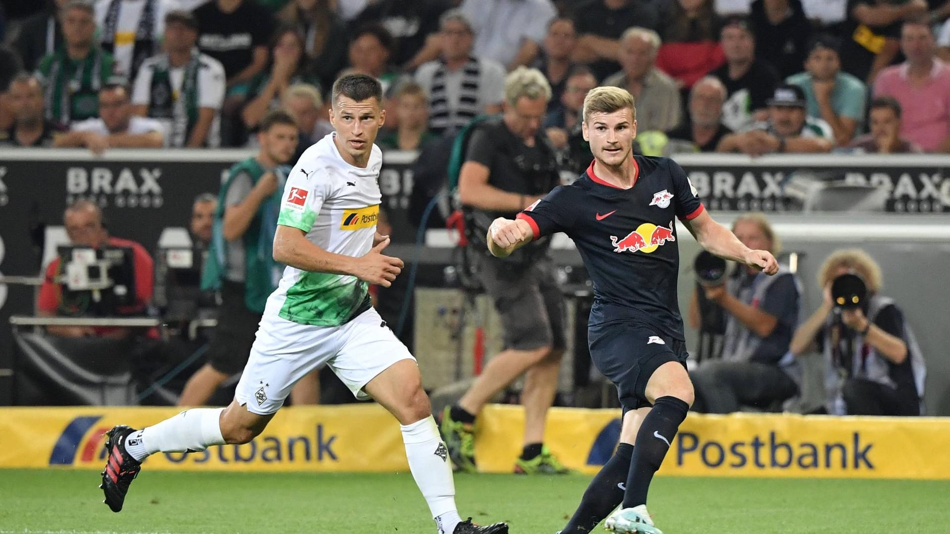 Gladbachs Stefan Lainer (l.) hier im Duell mit Timo Werner (r.): Dank eines Dreierpacks von Werner setzte sich Leipzig im Duell mit Borussia Mönchengladbach mit 3:1 durch.