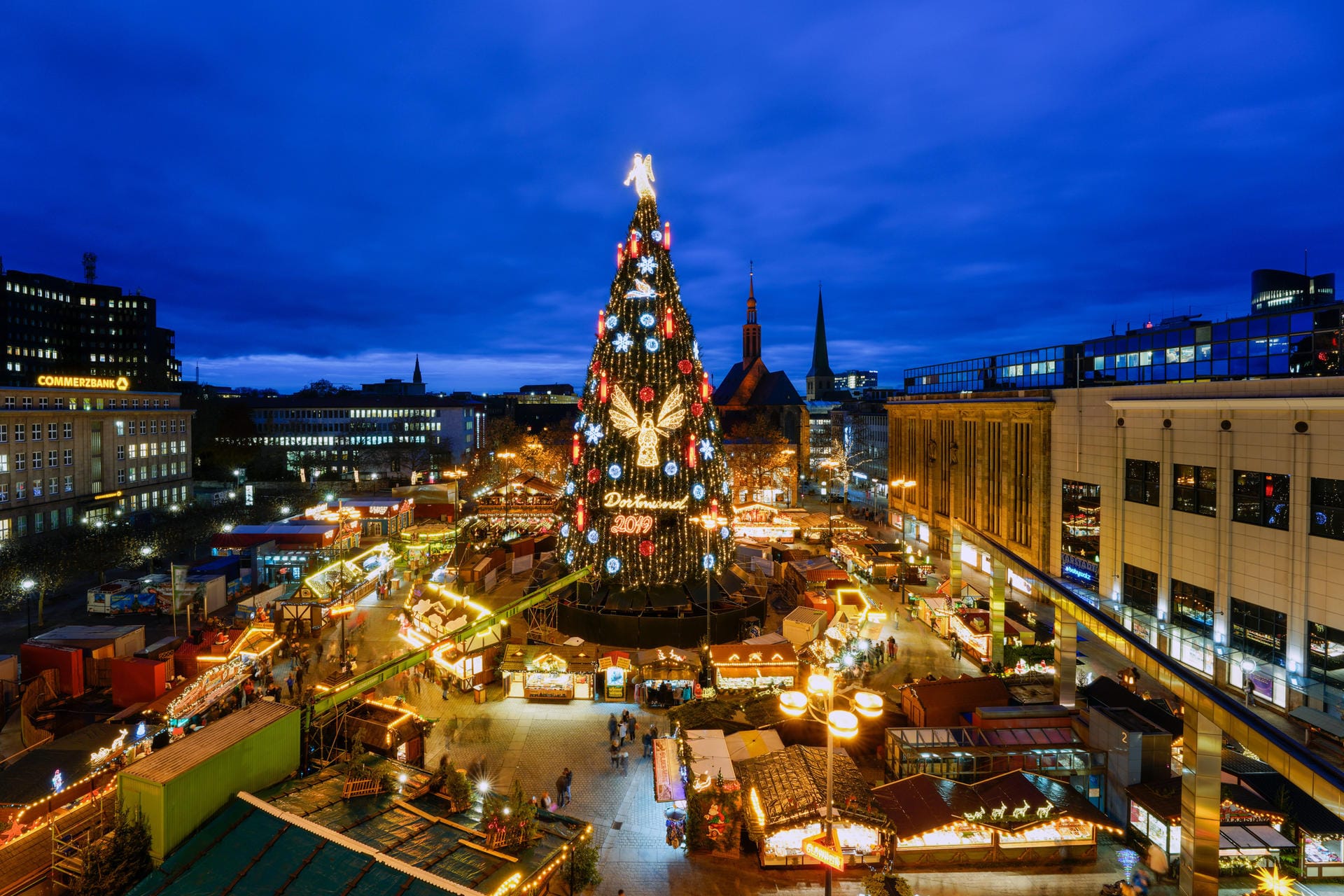 Weihnachtsbaum Dortmund: Insgesamt 1.700 Fichten sind in dem größten Weihnachtsbaum der Welt verarbeitet.