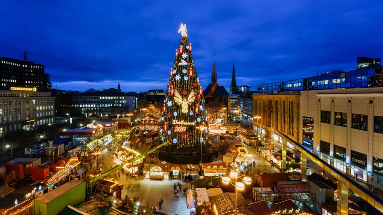 Weihnachtsbaum Dortmund: Insgesamt 1.700 Fichten sind in dem größten Weihnachtsbaum der Welt verarbeitet.