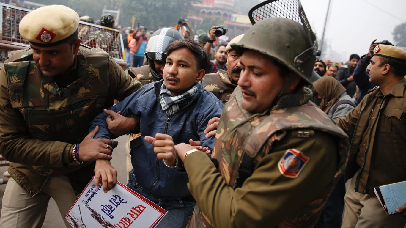 Polizisten verhaften einen Demonstranten in Neu Delhi: "Ich protestiere gewaltfrei, warum werden wir aufgehalten?"