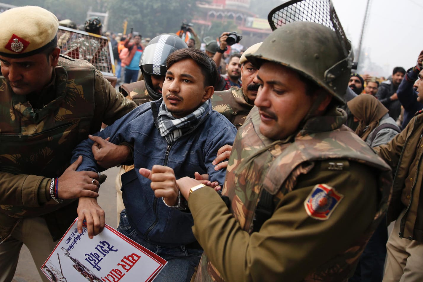 Polizisten verhaften einen Demonstranten in Neu Delhi: "Ich protestiere gewaltfrei, warum werden wir aufgehalten?"