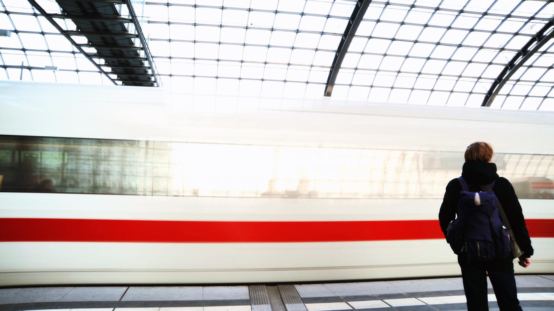 ICE am Hauptbahnhof in Berlin: Die Deutsche Bahn verklagt einen ihrer früheren Berater wegen einer nicht erbrachten Leistung. (Symbolbild) ICE am Hauptbahnhof in Berlin: Die Deutsche Bahn verklagt einen ihrer früheren Berater wegen einer nicht erbrachten Leistung. (Symbolbild)