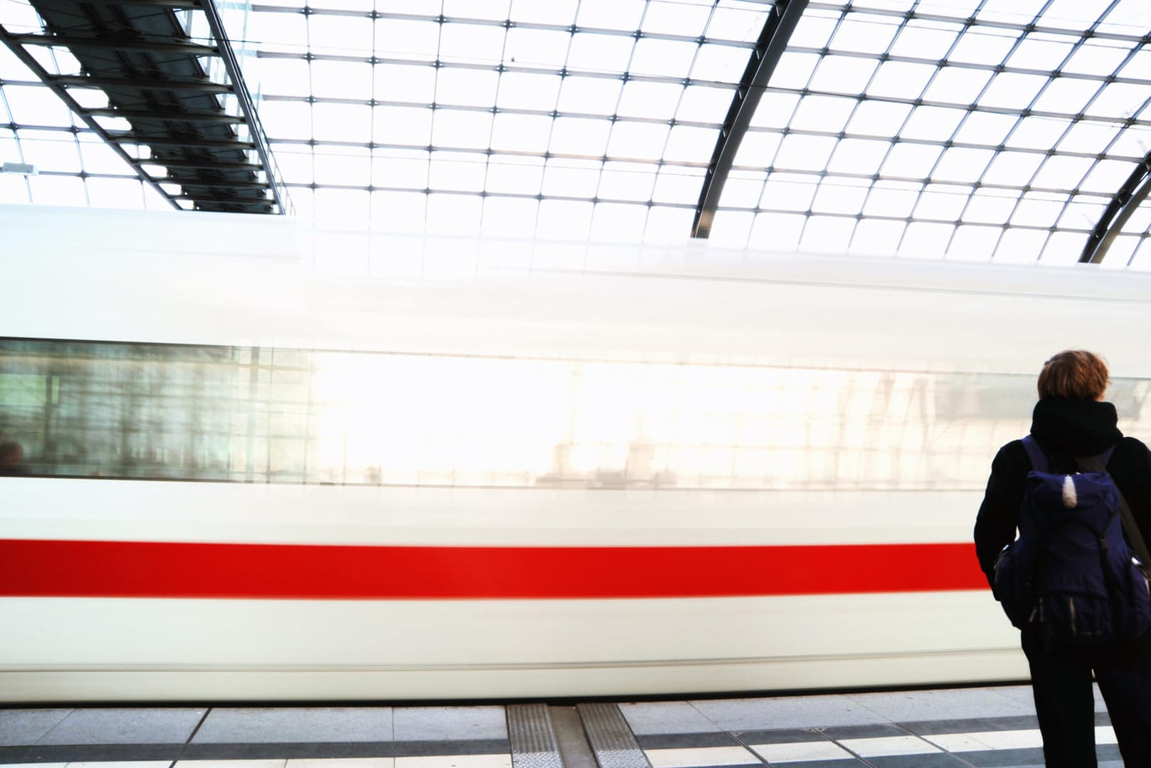 ICE am Hauptbahnhof in Berlin: Die Deutsche Bahn verklagt einen ihrer früheren Berater wegen einer nicht erbrachten Leistung. (Symbolbild) ICE am Hauptbahnhof in Berlin: Die Deutsche Bahn verklagt einen ihrer früheren Berater wegen einer nicht erbrachten Leistung. (Symbolbild)