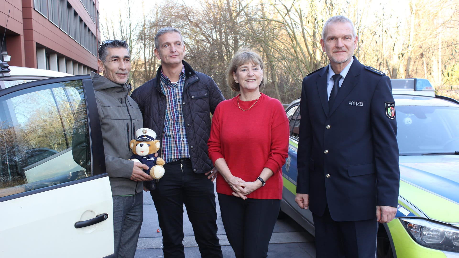 Taxifahrer Husam Alkhatib, Leiter des KK24 Christian Gräßler, Polizeipräsidentin Ursula Brohl-Sowa, Leitender Polizeidirektor Andreas Koch (v.l.n.r.): Der couragierte Fahrer verhinderte einen Betrug. Taxifahrer Husam Alkhatib, Leiter des KK24 Christian Gräßler, Polizeipräsidentin Ursula Brohl-Sowa, Leitender Polizeidirektor Andreas Koch (v.l.n.r.): Der couragierte Fahrer verhinderte einen Betrug.