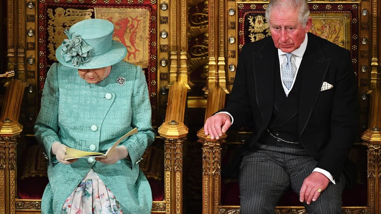 Queen’s Speech im Unterhaus: In Begleitung ihres Sohnes Prinz Charles verlas Elizabeth II. am Donnerstag das Regierungsprogramm von Premier Johnson.
