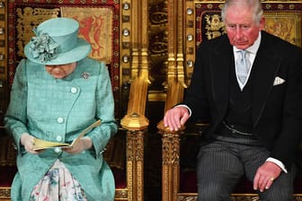 Queen’s Speech im Unterhaus: In Begleitung ihres Sohnes Prinz Charles verlas Elizabeth II. am Donnerstag das Regierungsprogramm von Premier Johnson.