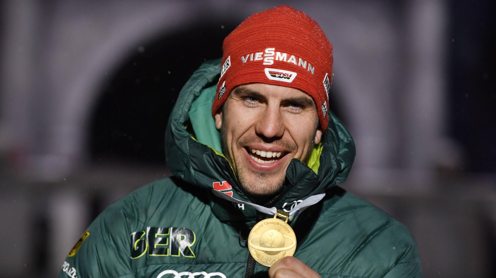 Arnd Peiffer zeigt seine Goldmedaille: Bei der WM 2019 in Östersund gewann er das Einzelrennen über 20 Kilometer.