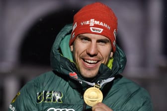 Arnd Peiffer zeigt seine Goldmedaille: Bei der WM 2019 in Östersund gewann er das Einzelrennen über 20 Kilometer.