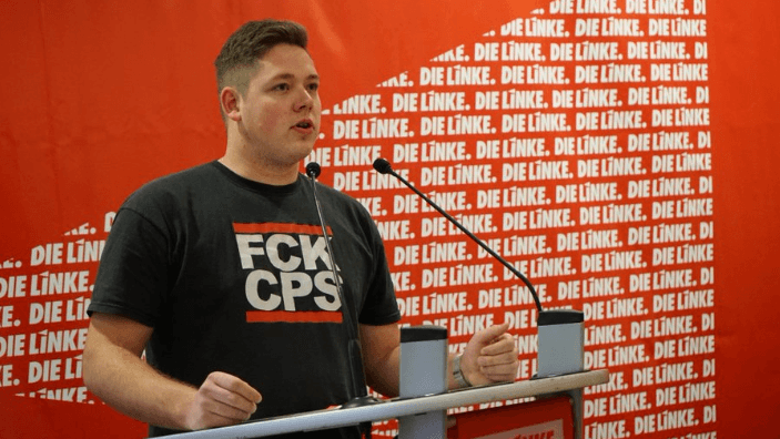 Im "Fuck Cops"-Shirt am Rednerpult: Die Linke Brandenburg twitterte die Szene mit dem Zitat "Wir sind die Partei, die für alle da ist" aus der Rede.