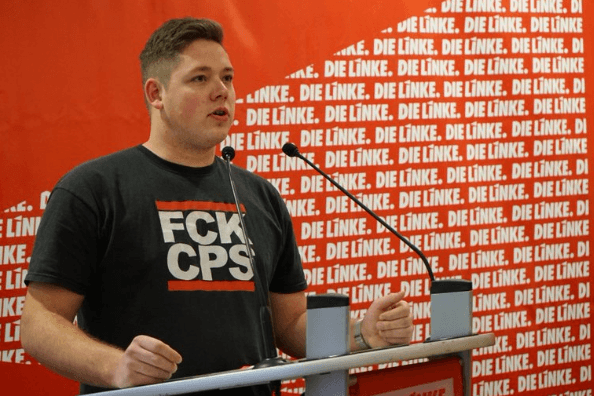 Im "Fuck Cops"-Shirt am Rednerpult: Die Linke Brandenburg twitterte die Szene mit dem Zitat "Wir sind die Partei, die für alle da ist" aus der Rede.